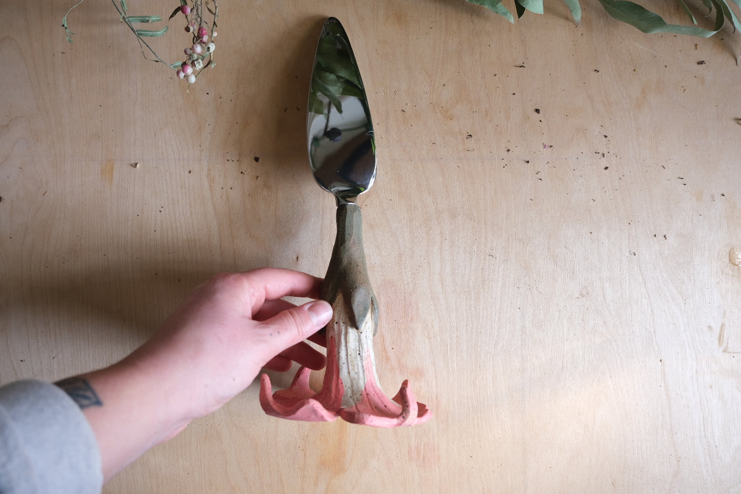 Trumpet flower pie server