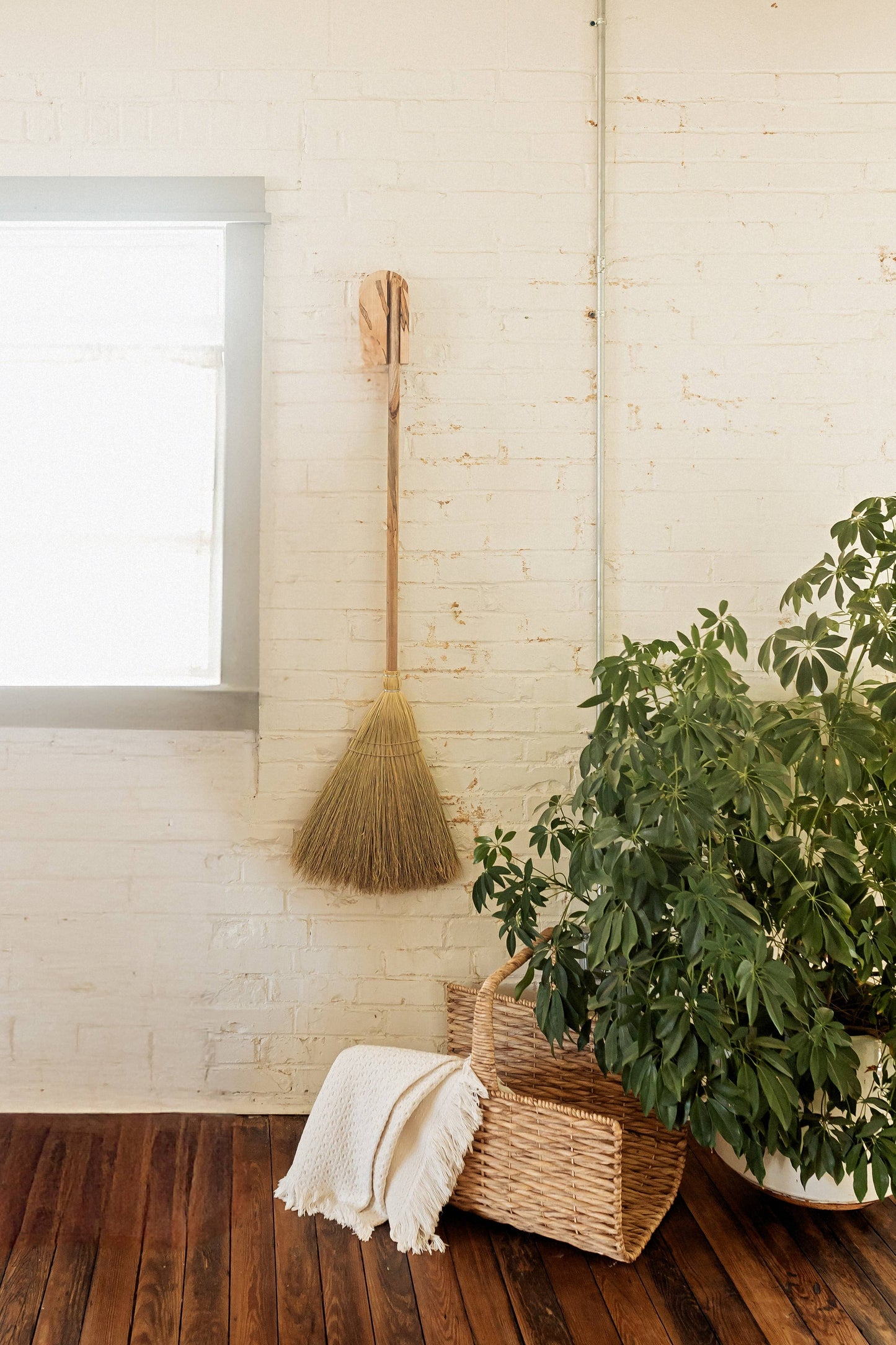 Dutch Broom Hanger Wholesale