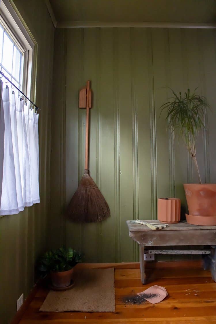 Dutch Broom Hanger Wholesale