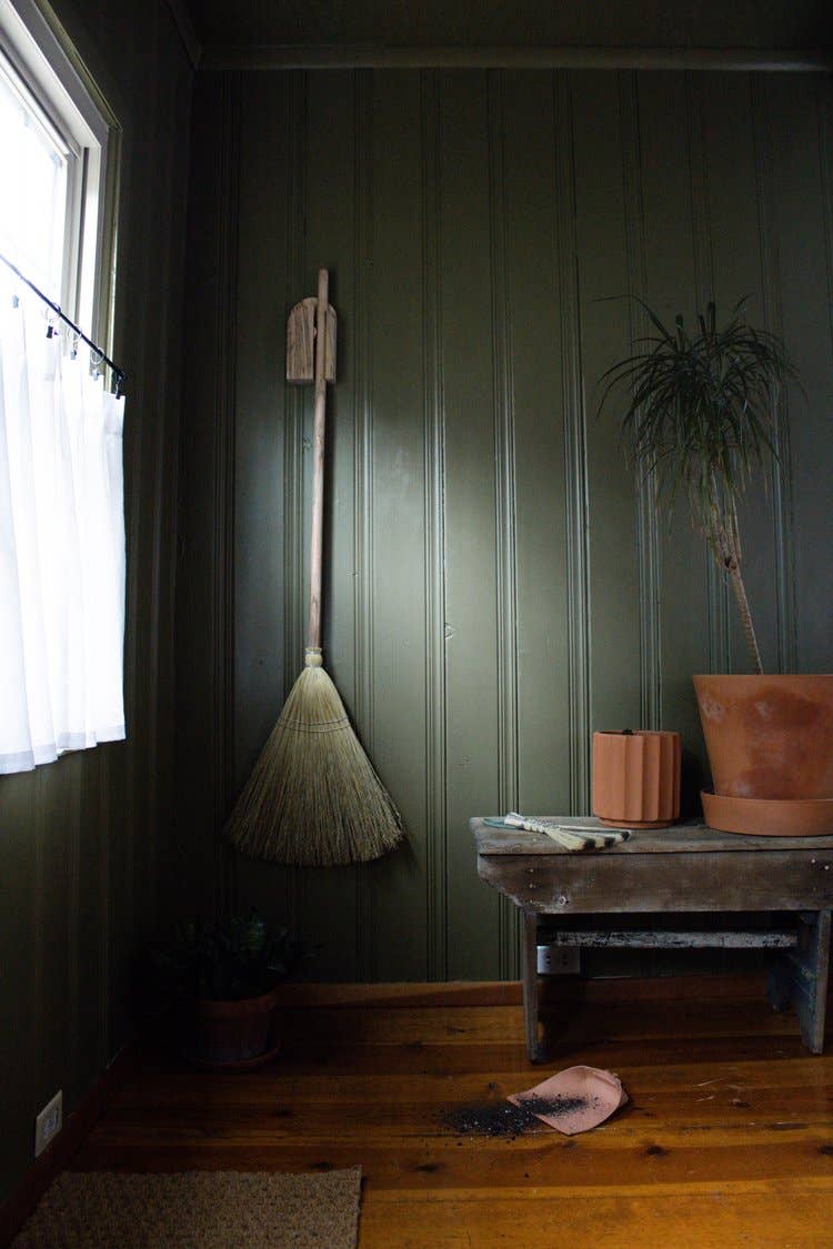 Dutch Broom Hanger Wholesale