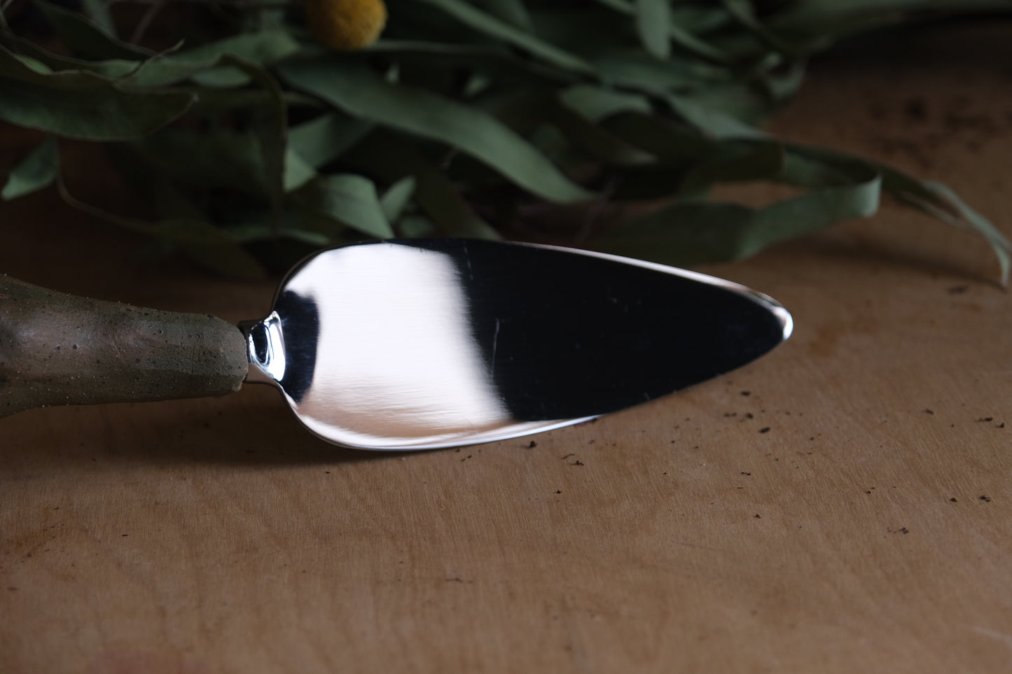 Trumpet flower pie server