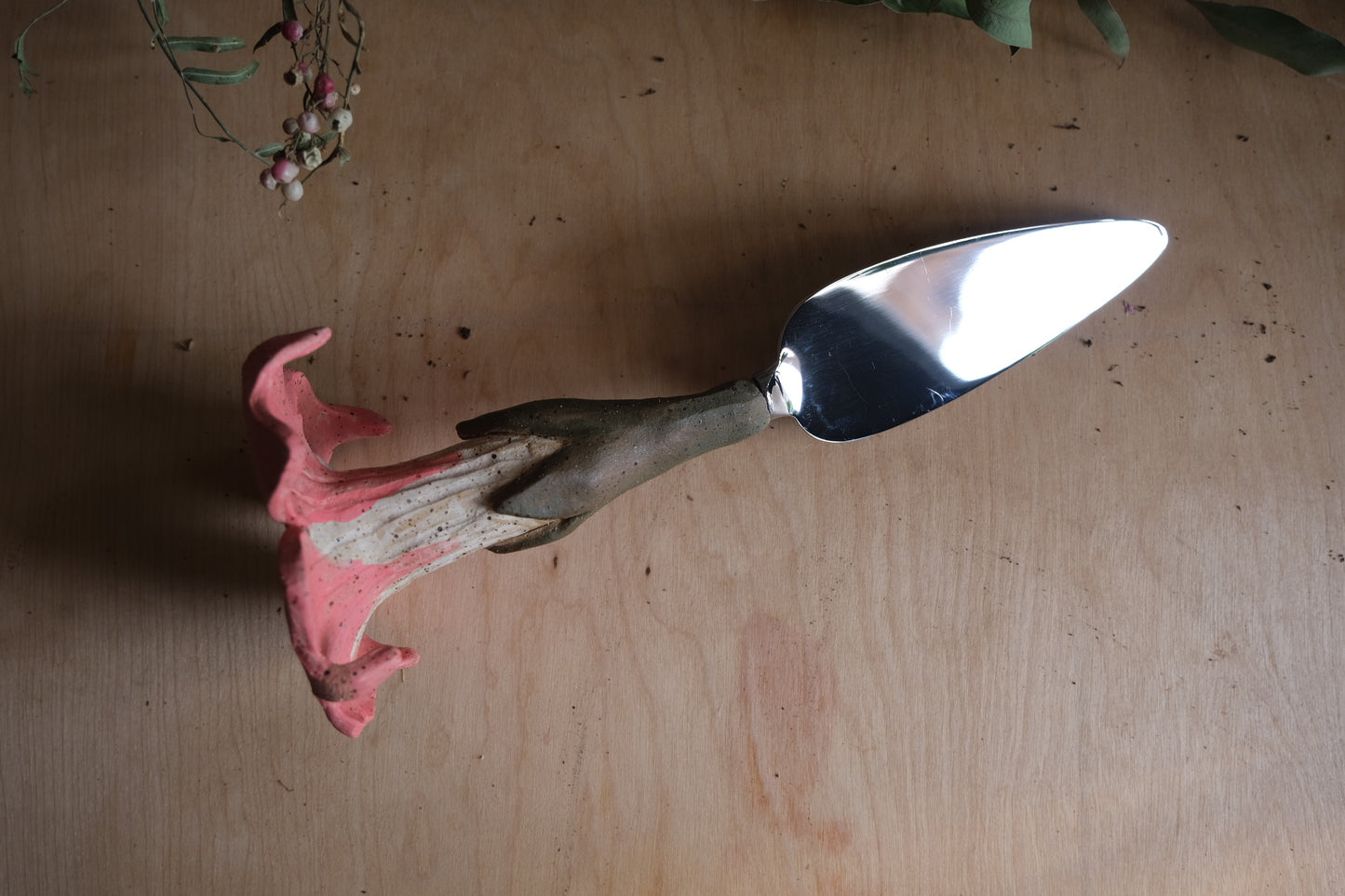 Trumpet flower pie server