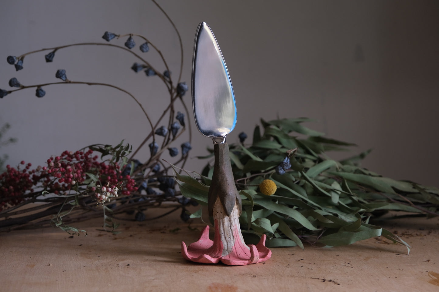 Trumpet flower pie server